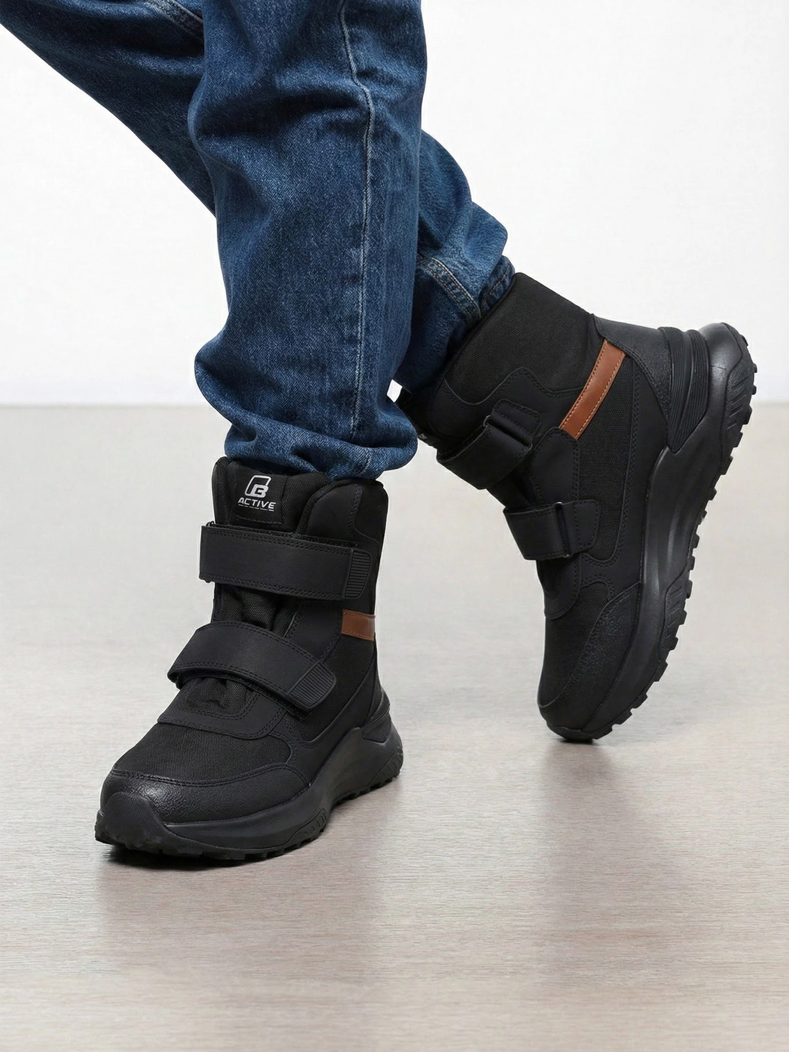 Дутики черного цвета на липучках на средней подошве